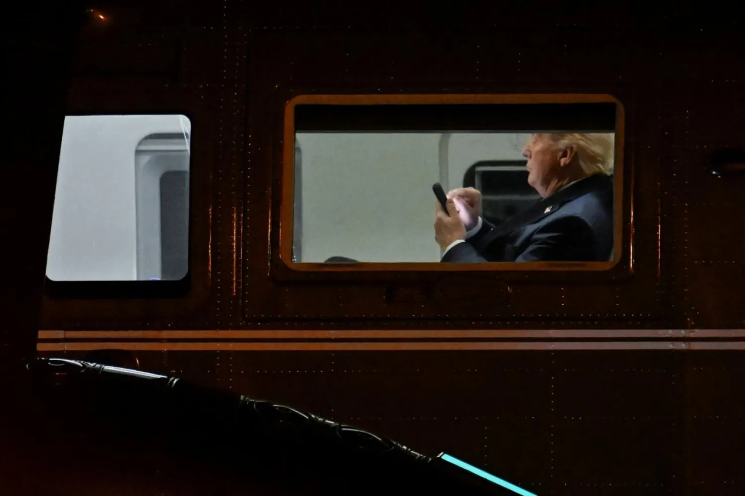 ABD Başkanı Donald Trump, 24 Nisan 2025'te Virginia'nın Leesburg kasabasındaki Leesburg İdari Havaalanı'ndan ayrılmadan önce Marine One helikopterinde telefon kullanıyor (Reuters)