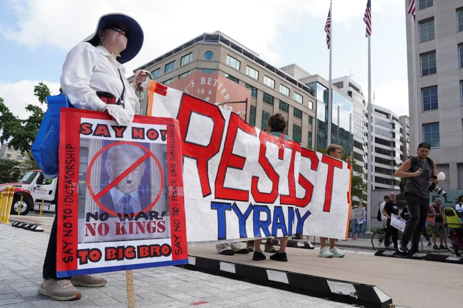 Başkent Washington'da Trump karşıtı protesto düzenleyen göstericiler "Tiranlığa diren" yazılı pankart açtı (Reuters)