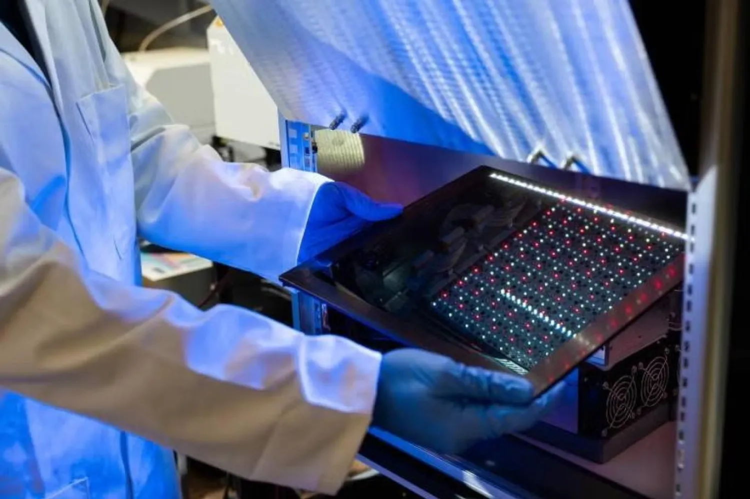 University College London araştırmacılarının liderliğindeki ekip tarafından inşa edilen yeni güneş pilleri, iç mekan ışığından enerji toplayabiliyor (UCL)