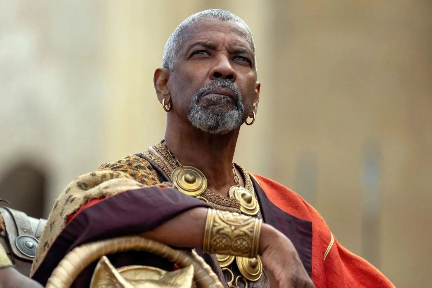 70 yaşındaki Denzel Washington, Ridley Scott'ın yönettiği Gladyatör 2'de imparator olma hayalleri kuran eski köle taciri Macrinus'u canlandırdı (Paramount Pictures)
