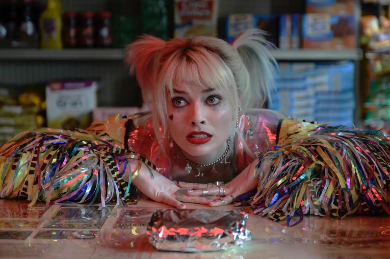 Margot Robbie, "Harley'nin öyle öngörülemez bir yapısı var ki, herhangi bir durumda her türlü tepkiyi verebilir. Bu da bir oyuncu için adeta bir armağan" demişti (Warner Bros. Pictures)