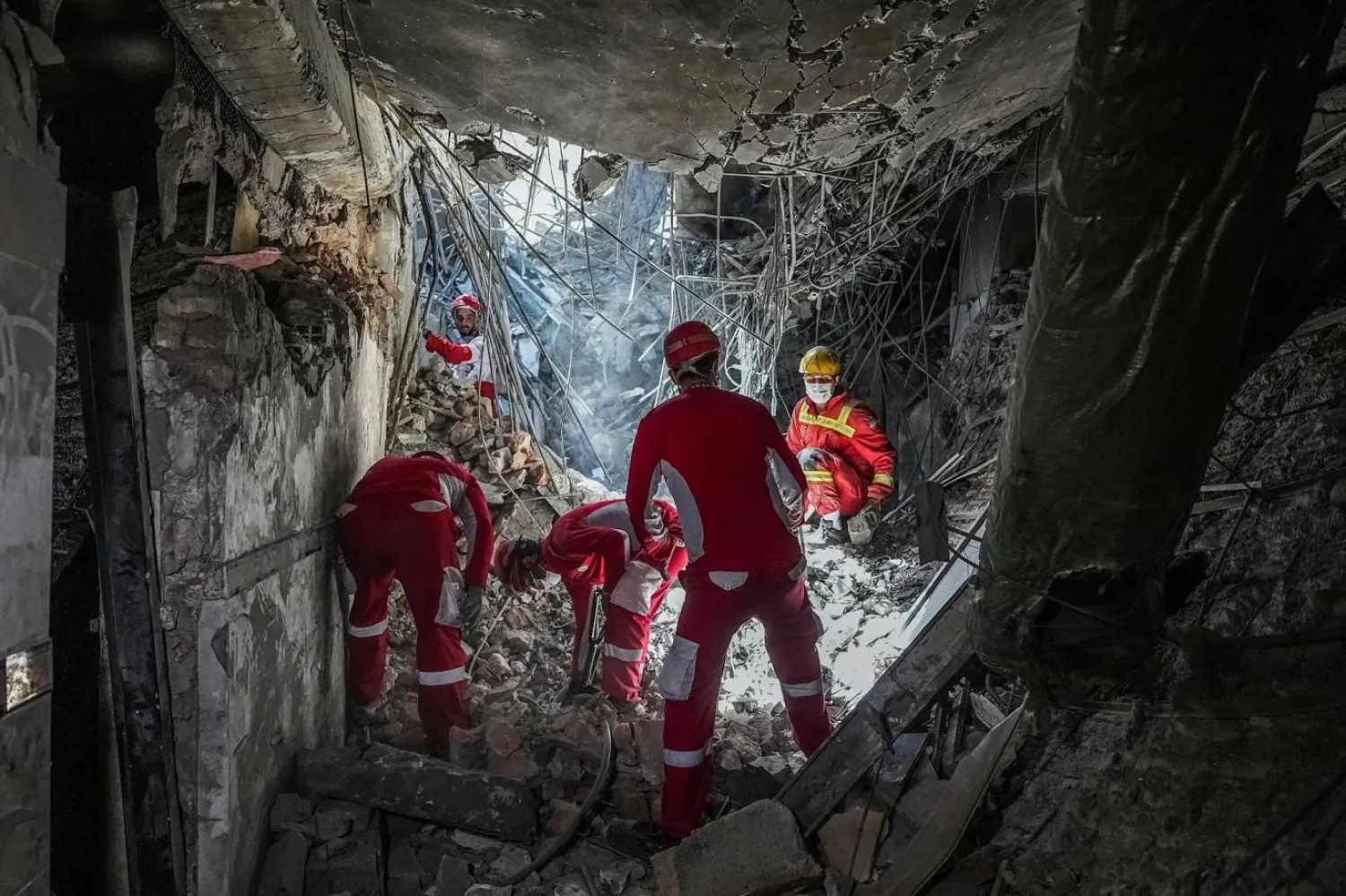 İsrail'in saldırısı sonucunda Evin Hapishanesi'nin bir kısmı çökmüştü (AP)