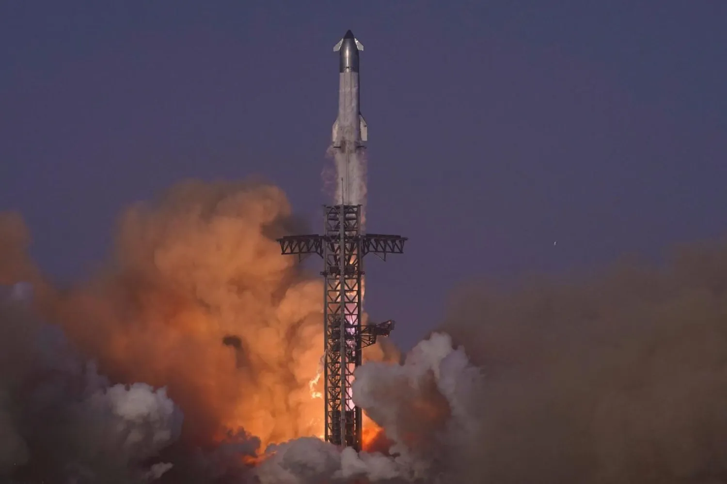 SpaceX'in mega roketi Starship, 27 Mayıs 2025 Salı günü Teksas'taki Starbase'te test uçuşu gerçekleştirdi (AP)