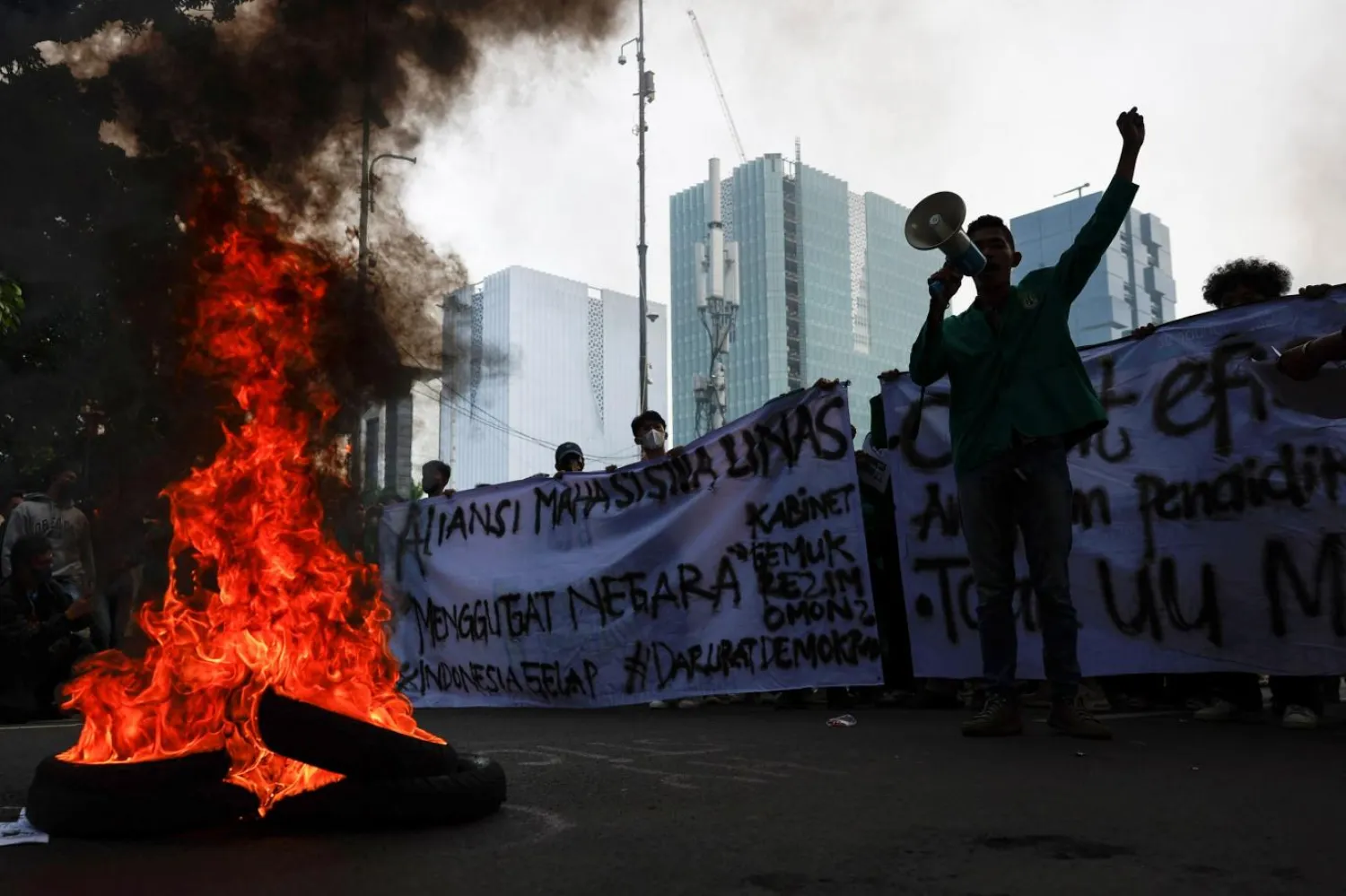 Endonezya'da şubatta öğrencilerin liderlik ettiği hükümet karşıtı protestolar düzenlenmişti (Reuters)