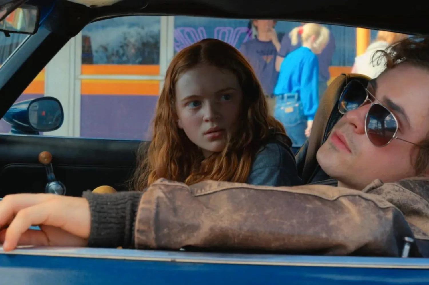 30 yaşındaki Dacre Montgomery (sağda), Stranger Things'in ikinci ve üçüncü sezonlarında, Sadie Sink'in (solda) canlandırdığı Max Mayfield'ın üvey ağabeyi rolündeydi (Netflix)