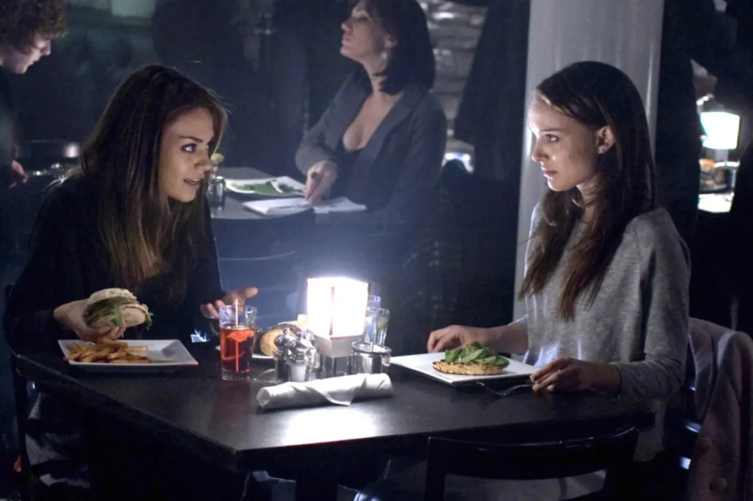 2010 yapımı psikolojik gerilim Siyah Kuğu'da Natalie Portman (sağda) ve Mila Kunis (solda), Nina'yla Lily adında iki rakip balerini canlandırmıştı (Searchlight Pictures)