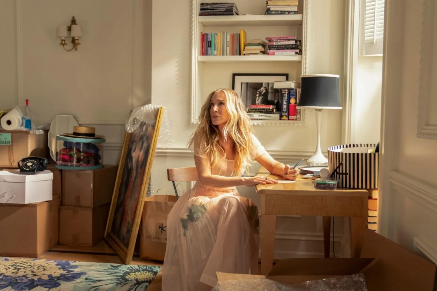 4 Altın Küre ve iki Emmy ödüllü Sarah Jessica Parker, Sex and the City ve And Just Like That'te moda aşığı köşe yazarı Carrie Bradshaw'u canlandırdı (HBO)
