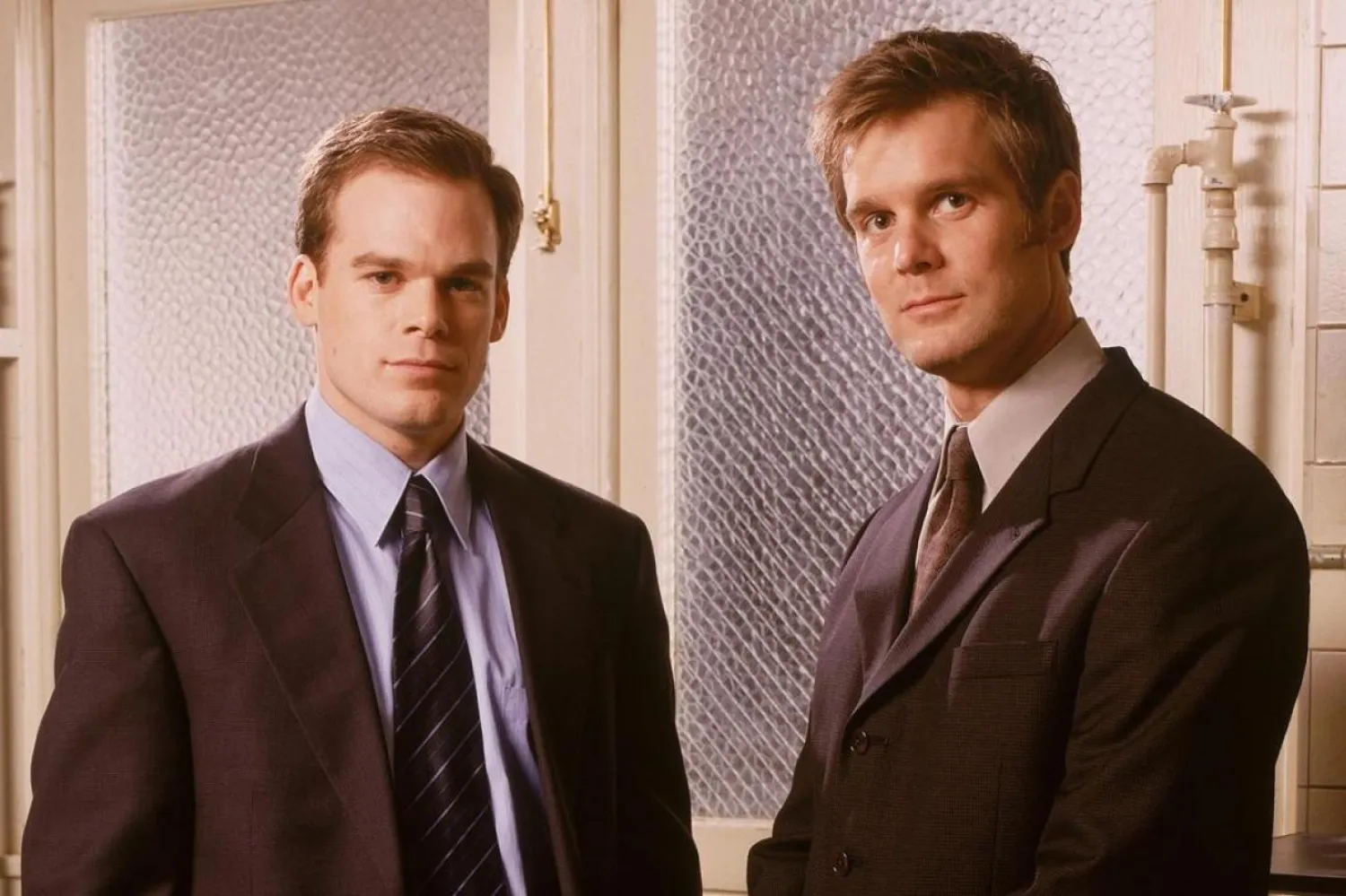 2001-2005'te ekranlara gelen 9 Emmy ödüllü Six Feet Under'da Michael C. Hall'a başrolde Peter Krause eşlik etmişti (HBO)