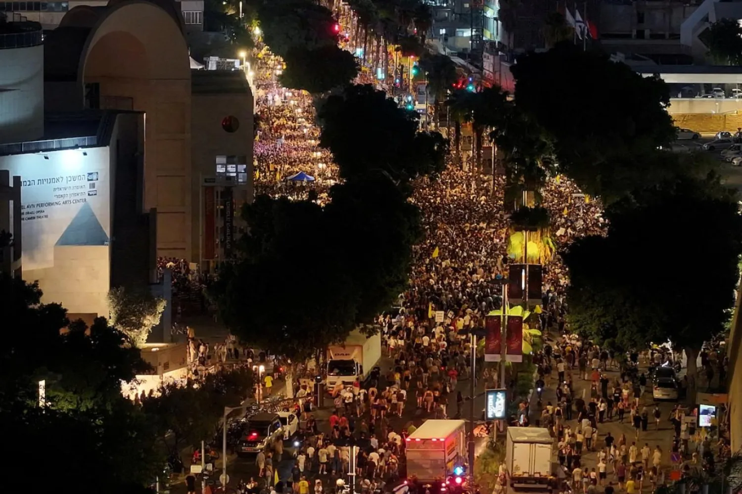 Hükümet karşıtları, pazar günü Tel Aviv'de büyük bir protesto düzenlemişti (Reuters) 