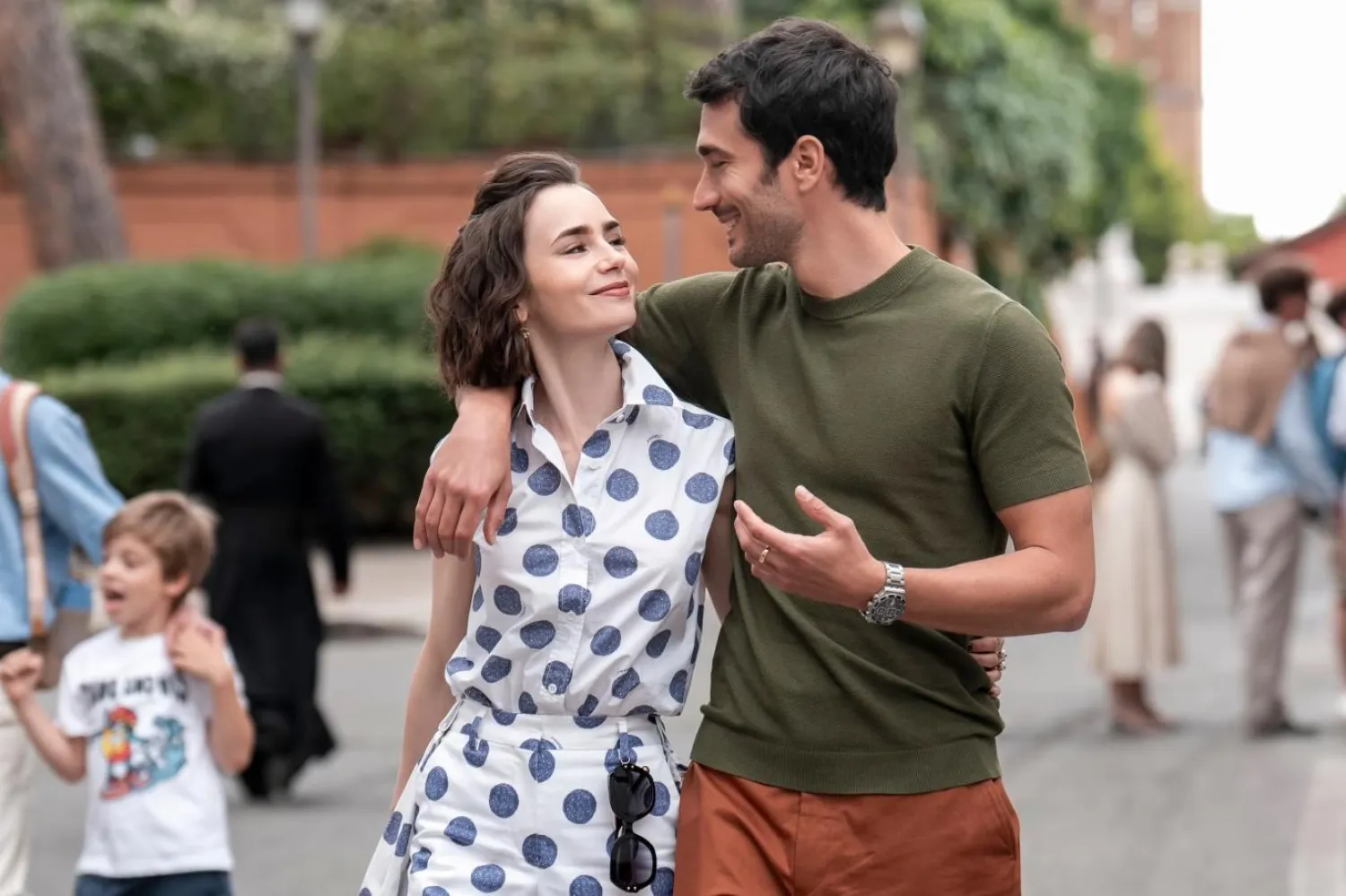Emily in Paris'te Lily Collins'e, Marcello rolündeki İtalyan aktör Eugenio Franceschini eşlik ediyor (Netflix)
