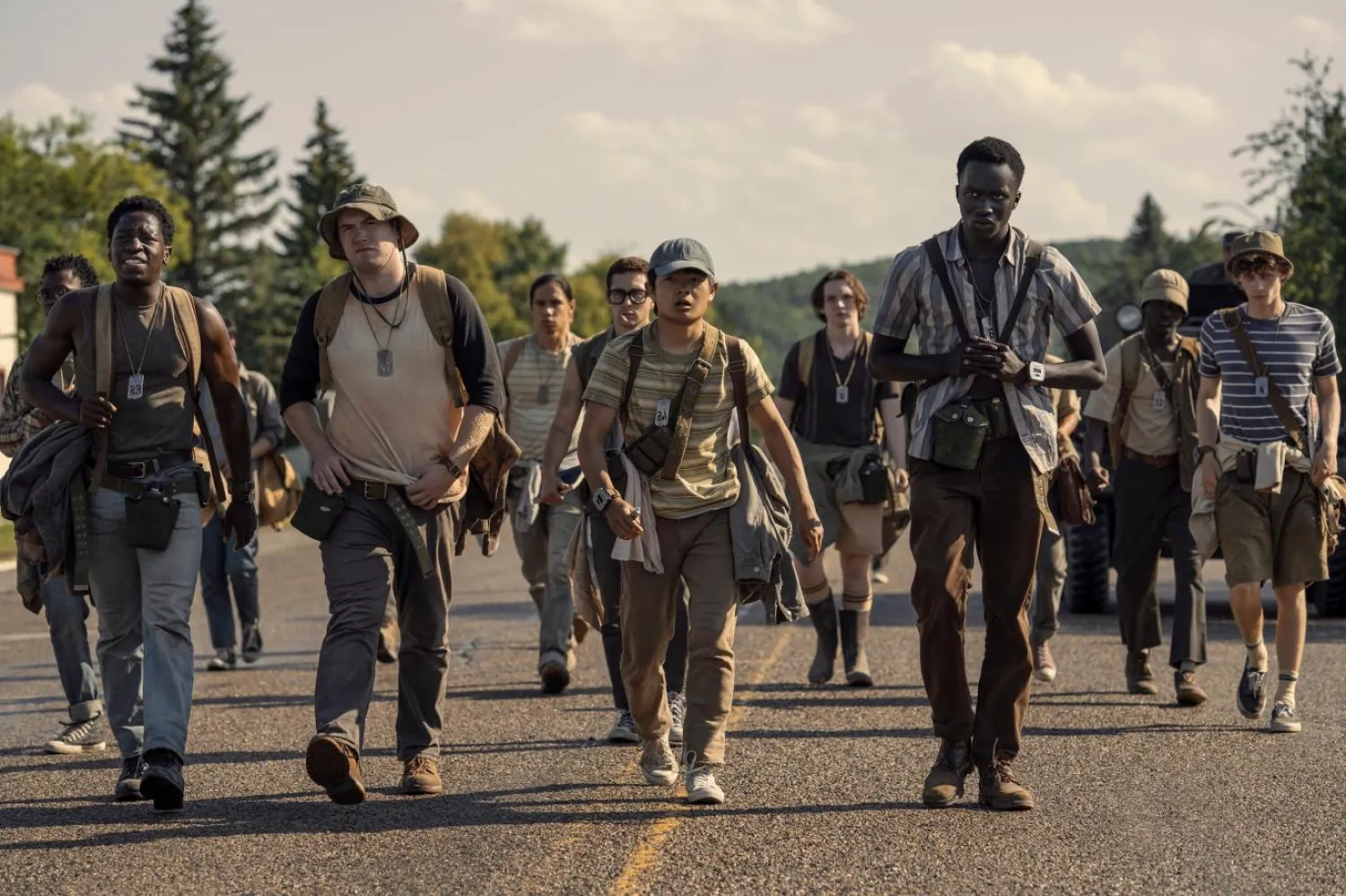 The Long Walk, totaliter bir rejim tarafından yönetilen distopik bir ABD'deki, geleneksel "Uzun Yürüyüş" adlı ölümcül yarışmayı konu ediniyor (Lionsgate)
