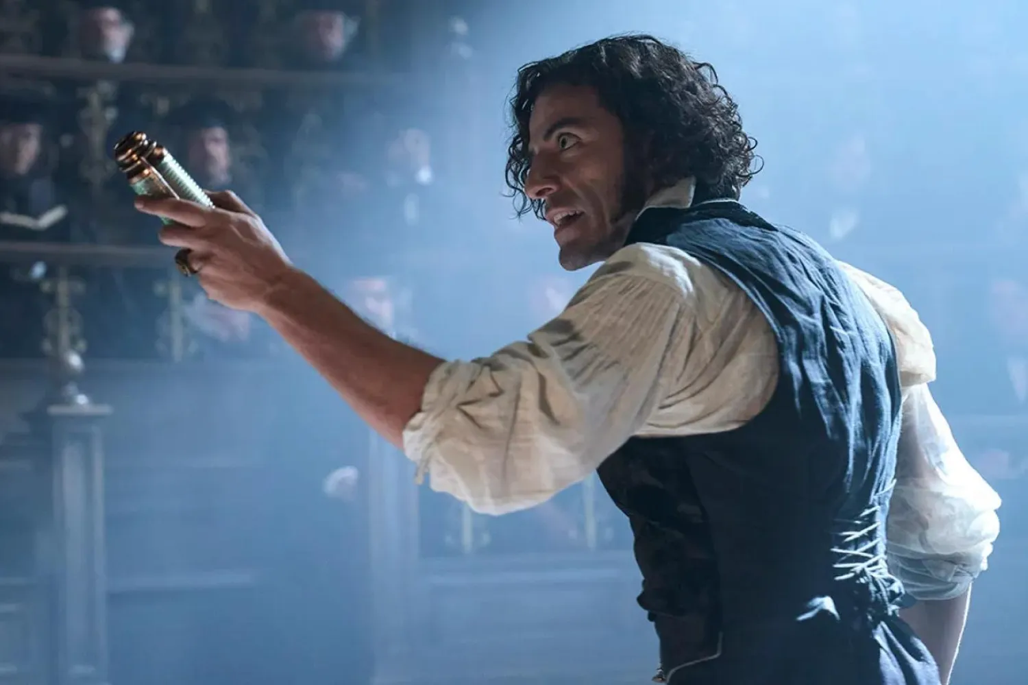 Dr. Victor Frankenstein rolündeki Amerikalı aktör Oscar Isaac, Bir Evlilikten Manzaralar'da (Scenes from a Marriage) sergilediği çarpıcı performansla Emmy adaylığı elde etmişti (Netflix)