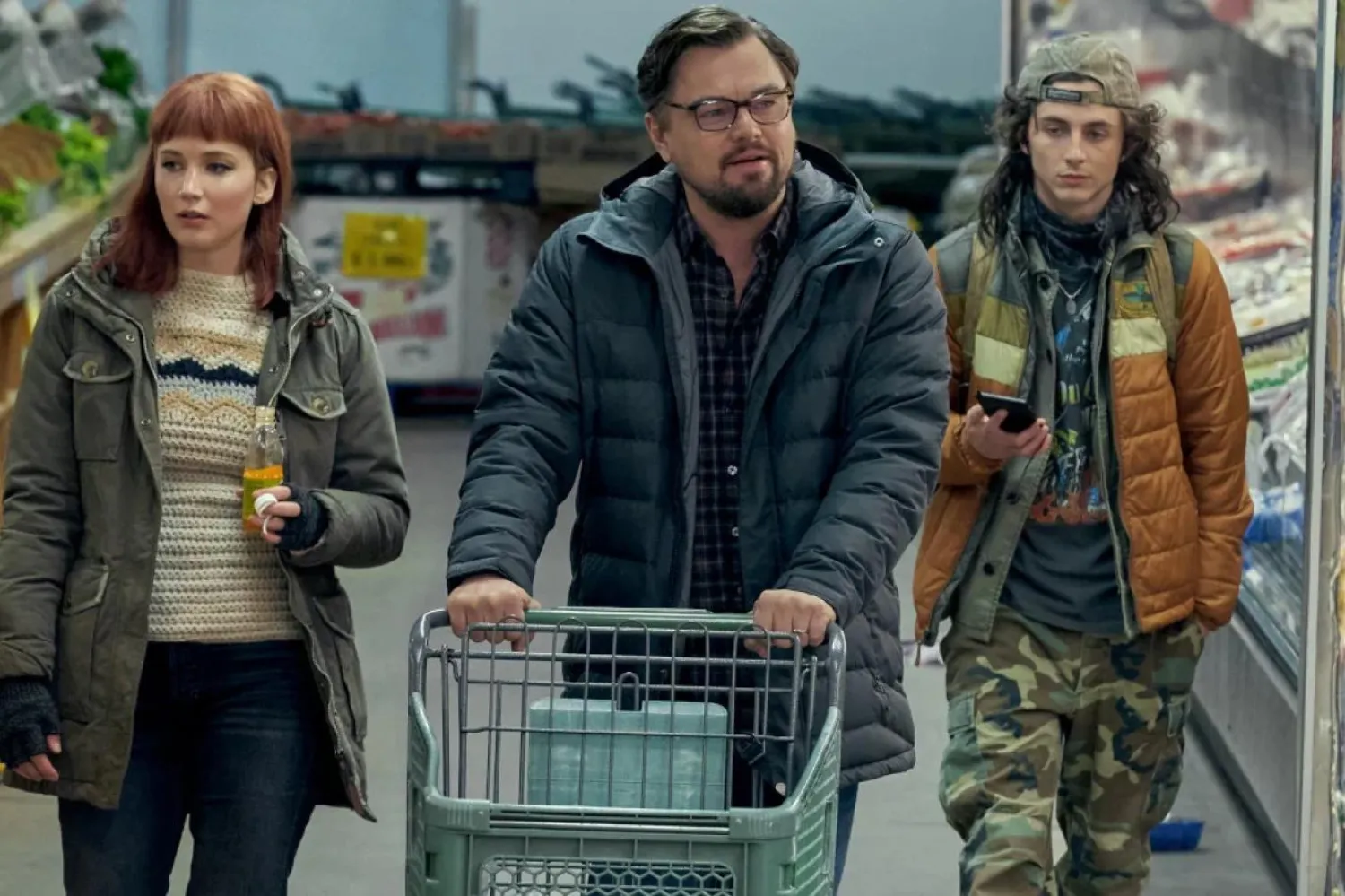 Adam McKay'in yönettiği Don't Look Up'ta Leonardo DiCaprio (ortada), Jennifer Lawrence (solda) ve Timothée Chalamet (sağda) gibi yıldız isimler rol alıyor (Netflix)