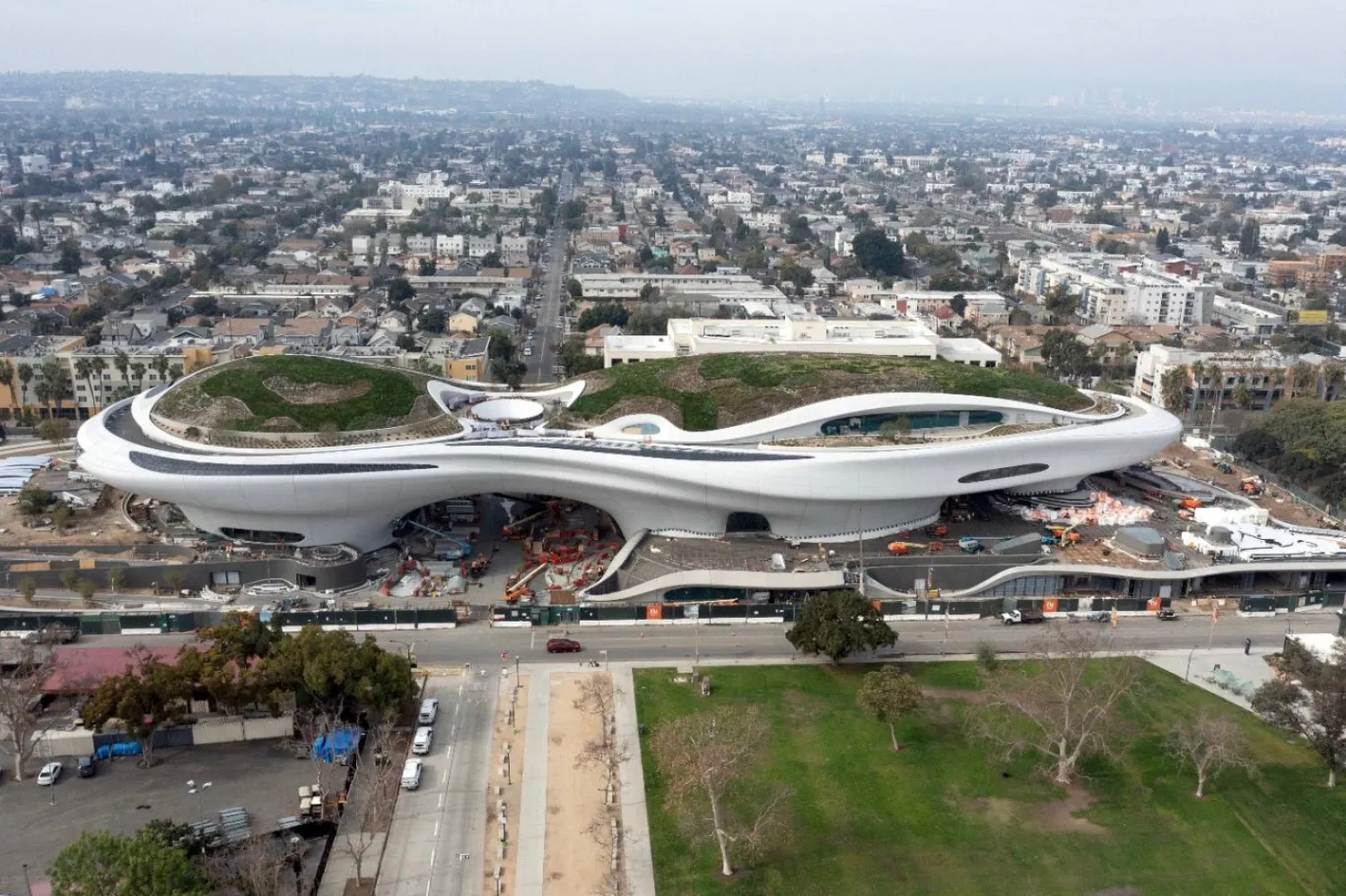 Exposition Park'ta yer alan fütüristik Lucas Anlatı Sanatı Müzesi, yerin üstünde "yüzen" bir yapı olarak tasarlandı (JAKS Productions/Sand Hill Media/Eric Furie)