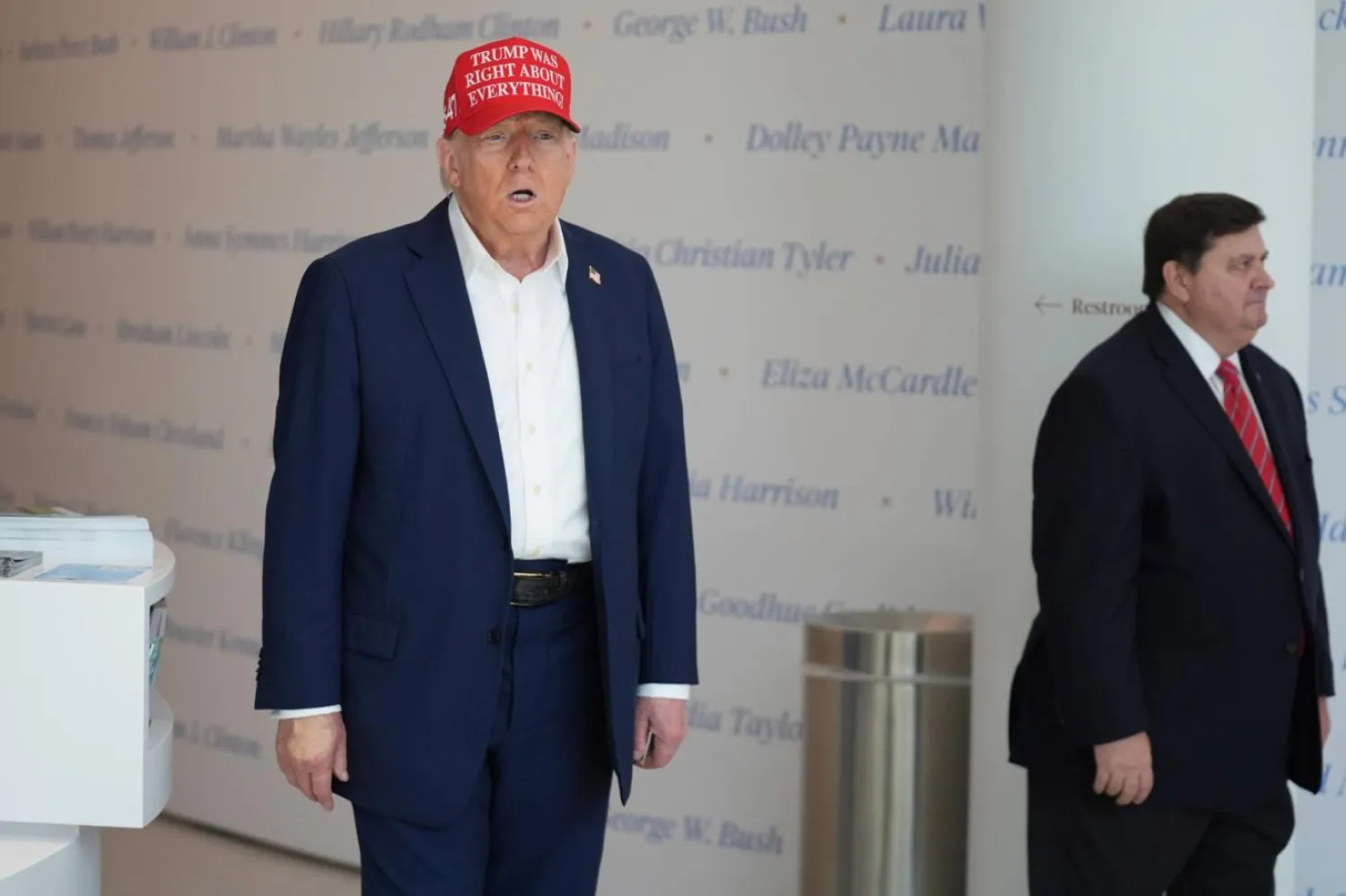 Başkan Donald Trump, Cuma günü Washington DC'deki Halk Evi Müzesi'nde konuşurken, elindeki yoğun makyaj görülüyordu (AP)
