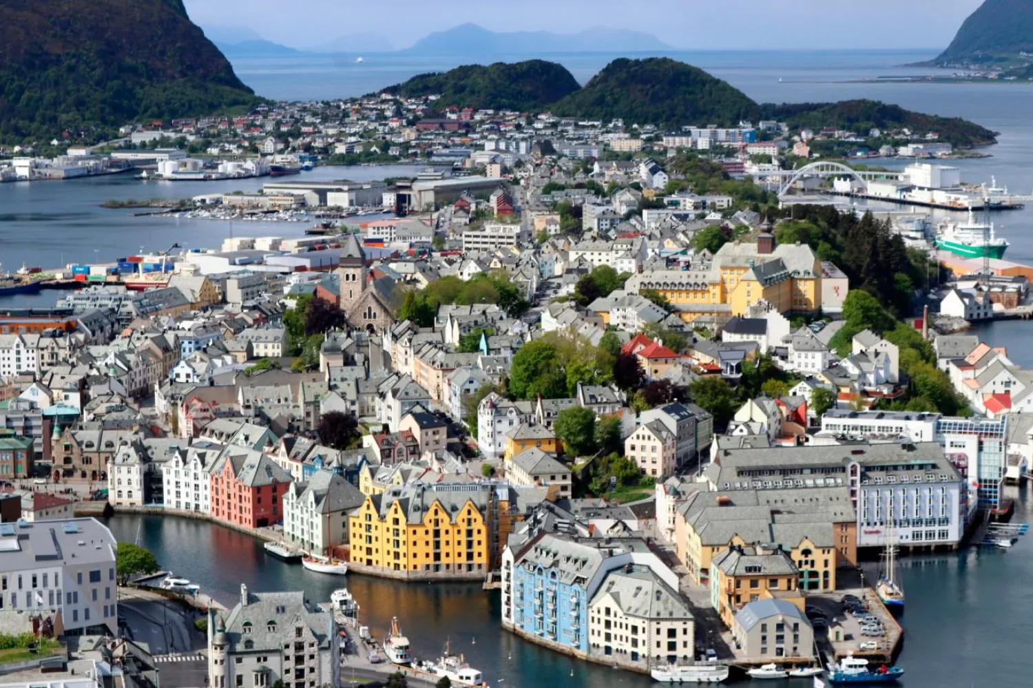 Art Nouveau mimarisiyle dikkat çeken Alesund kruvaziyerlerin favori güzergahlarından (AP)