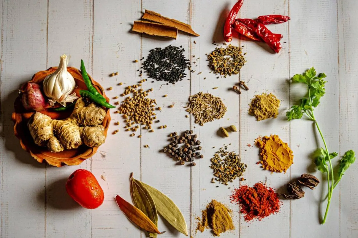 Yemeklerde çok fazla sarımsak tozu kullanmaya gerek yok. Bir çay kaşığının 8'de biri, yaklaşık bir diş sarımsak kadar güçlü (Unsplash)