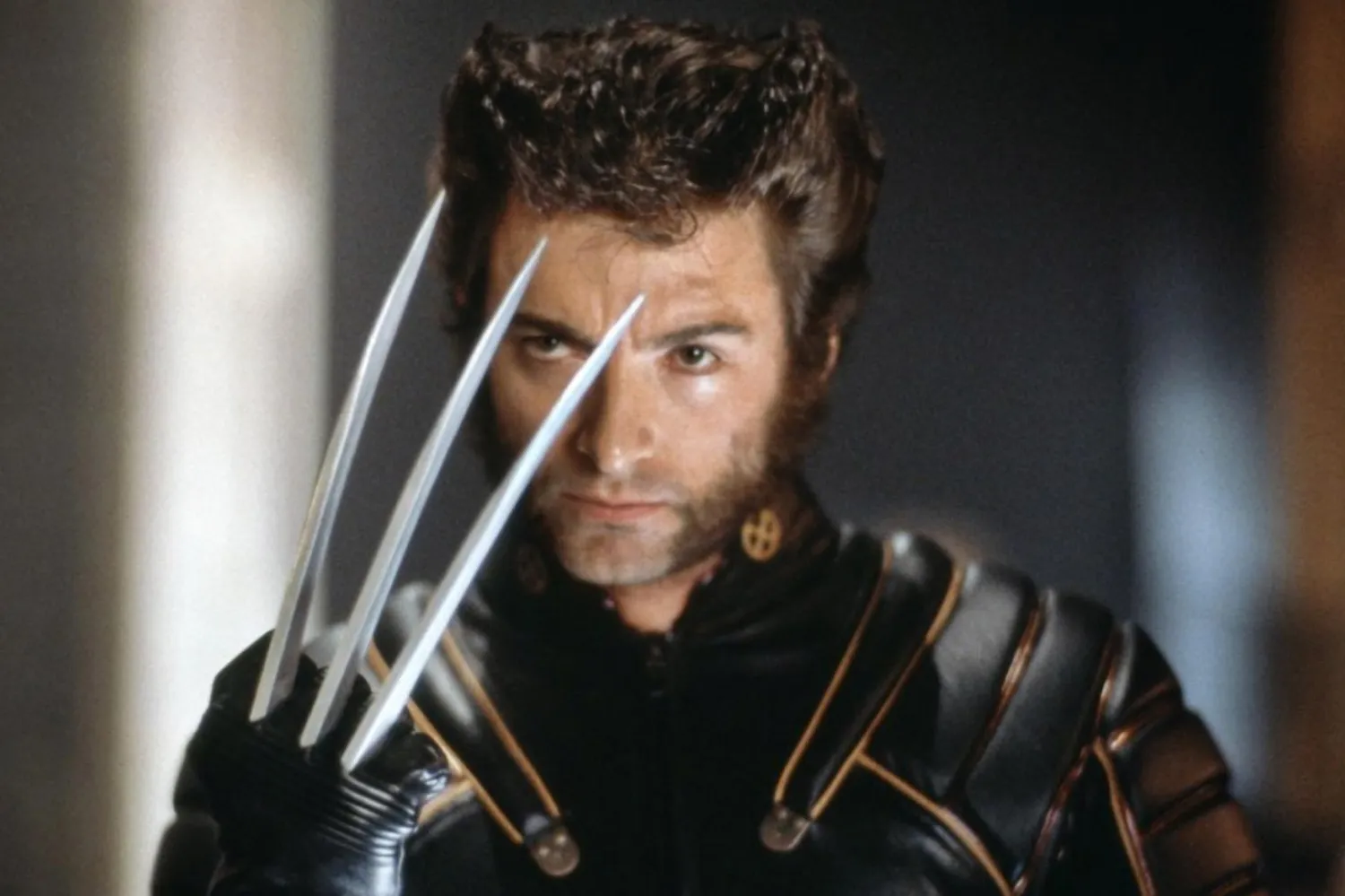 Yönetmen koltuğunda Bryan Singer'ın oturduğu ve 2003'te vizyona giren X-Men 2'de (X2) Hugh Jackman, sevilen karakter Wolverine rolünde (20th Century Fox)