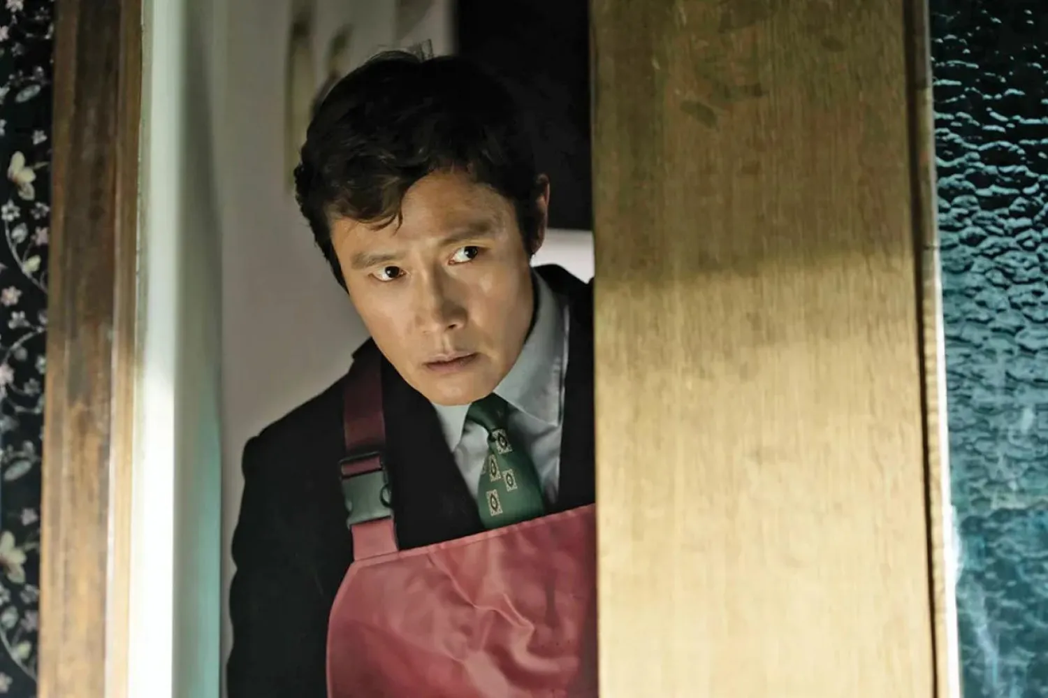 Squid Game'deki "Front Man" rolüyle tanınan 55 yaşındaki Lee Byung-hun, 2000 yapımı Birleşik Güvenlik Bölgesi'nde de Park Chan-wook'la birlikte çalışmıştı (CJ Entertainment) 