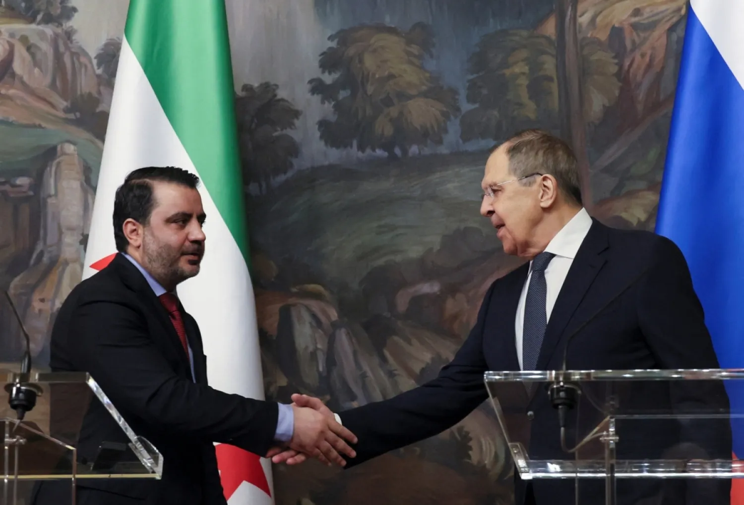 Suriye Dışişleri Bakanı Esad Şeybani ve Rusya Dışişleri Bakanı Sergey Lavrov, Rusya’nın başkenti Moskova'da yaptıkları görüşmelerin ardından düzenlenen basın toplantısında tokalaşırken, 31 Temmuz 2025 (Reuters)