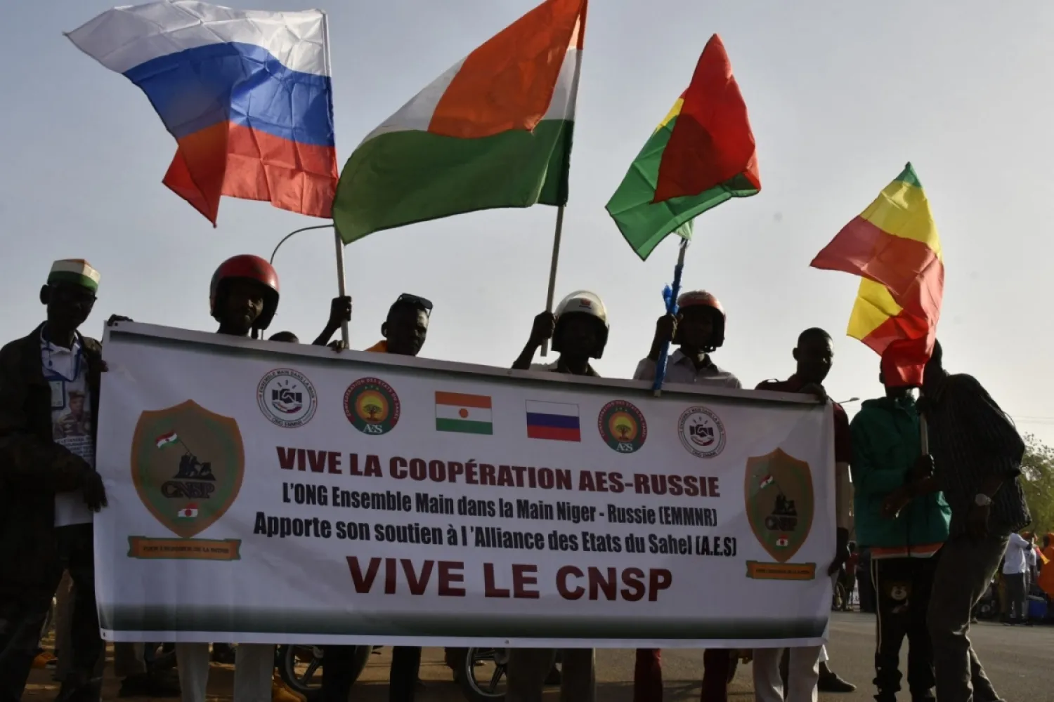 Rusya, Nijer, Burkina Faso ve Mali’nin Batı Afrika Ekonomik Topluluğu'ndan (ECOWAS) resmen ayrılmasını kutlamak için Niamey'de düzenlenen toplantıda dalgalanan bayrakları, 28 Ocak 2025 (AFP)
