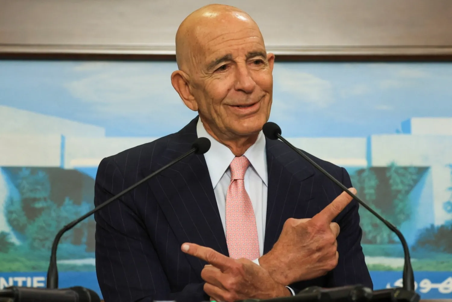 ABD Özel Temsilcisi Tom Barrack, 18 Ağustos’ta Lübnan’ın Baabda bölgesinde bulunan Cumhurbaşkanlığı Sarayı'nda Lübnan Cumhurbaşkanı Joseph Avn ile görüşmesinin ardından gazetecilerin sorularını yanıtlıyor (Reuters)