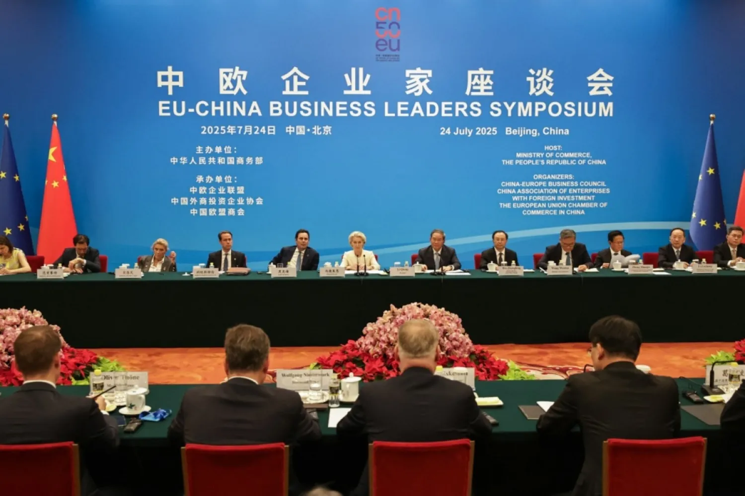 Çin Devlet Konseyi Başkanı Li Keqiang ve Avrupa Komisyonu Başkanı Ursula von der Leyen, Pekin'de düzenlenen AB-Çin İş Liderleri Sempozyumu’na katıldı, 24 Temmuz 2025 (AFP)