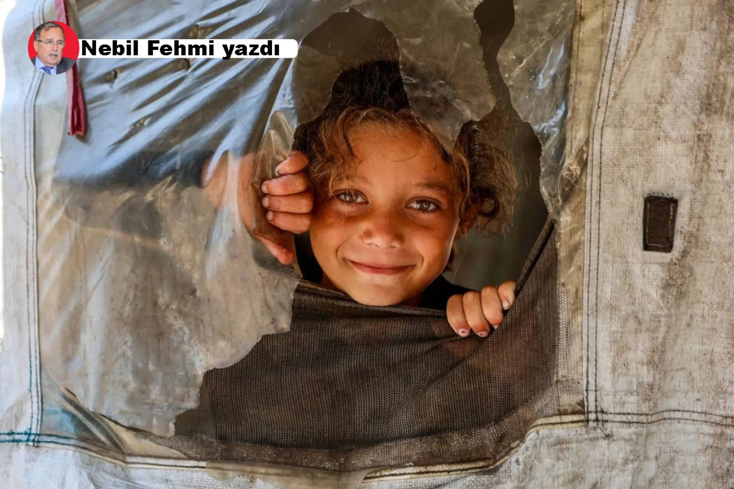 Filistinli bir kız, Gazze'nin el-Derac mahallesindeki bir sığınağın içinden fotoğraf çekiyor 3 Ağustos (AFP)