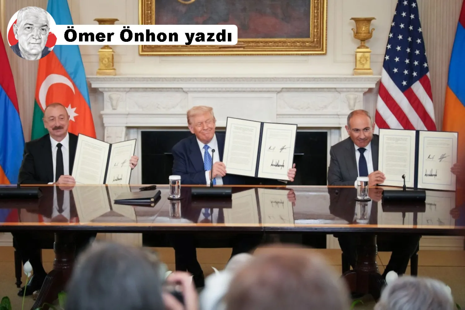 ABD Başkanı Donald Trump, Azerbaycan Cumhurbaşkanı İlham Aliyev ve Ermenistan Başbakanı Nikol Paşinyan, Beyaz Saray'da imzalanan barış anlaşmasının ardından kameralara poz verirken, 8 Ağustos 2025 (AFP)
