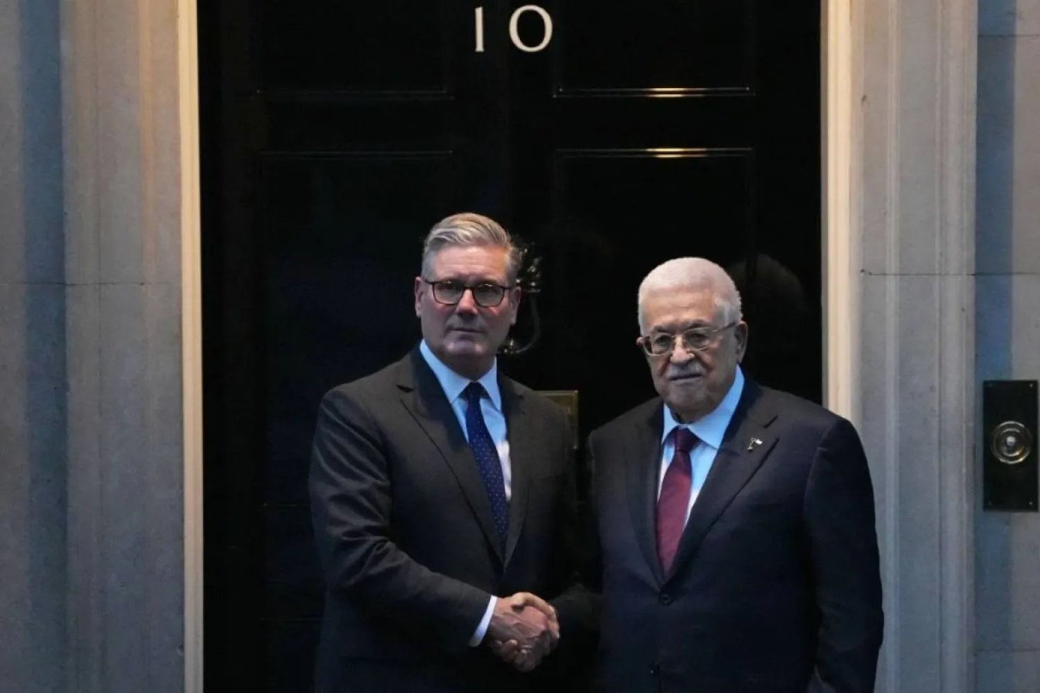 Mahmud Abbas pazartesi günü Keir Starmer ile görüştü (AFP)