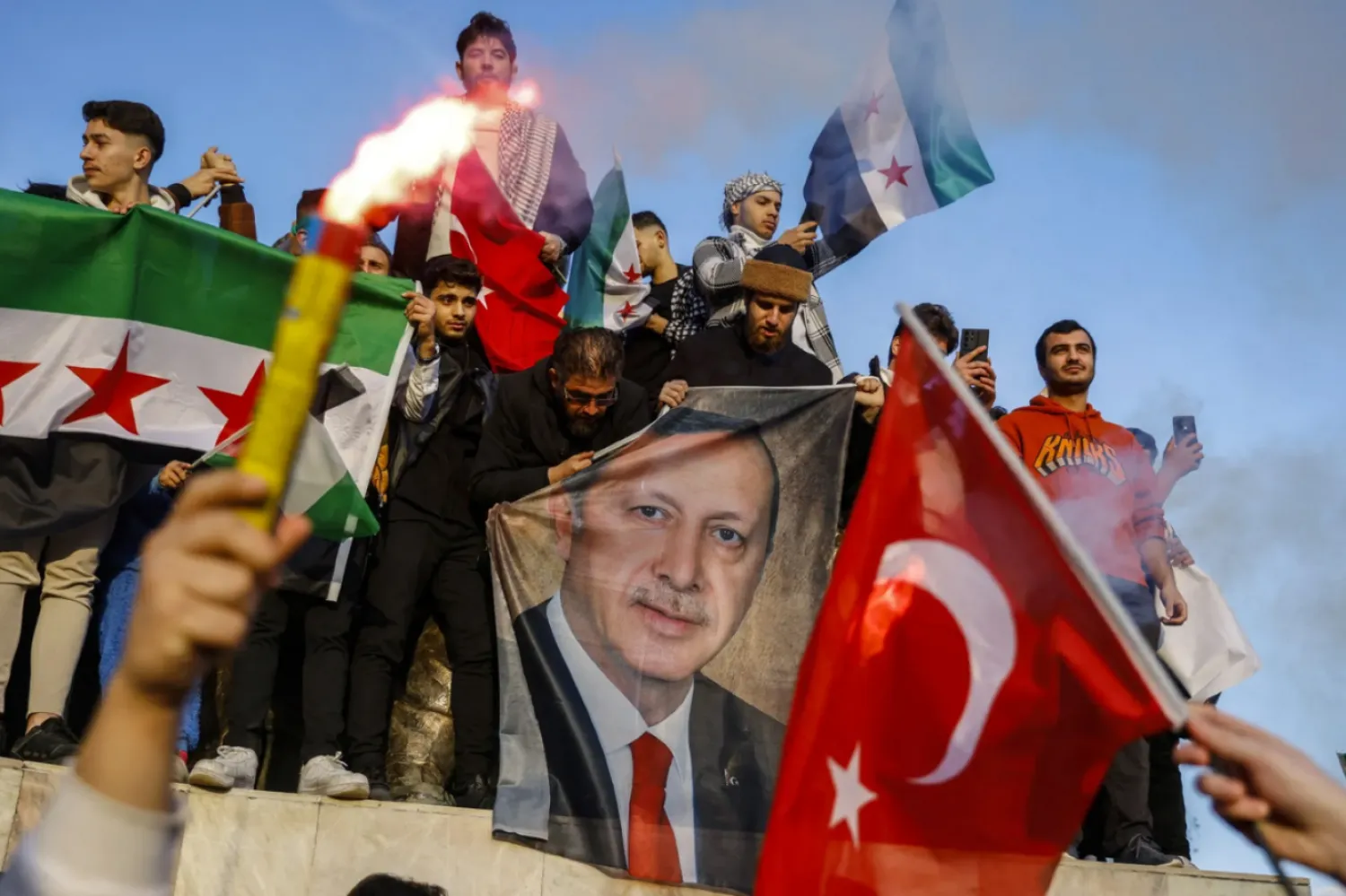 İstanbul Fatih’te yaşayan Suriyeliler, Beşşar Esed rejiminin devrilmesini kutluyor. (Arşiv – AFP)