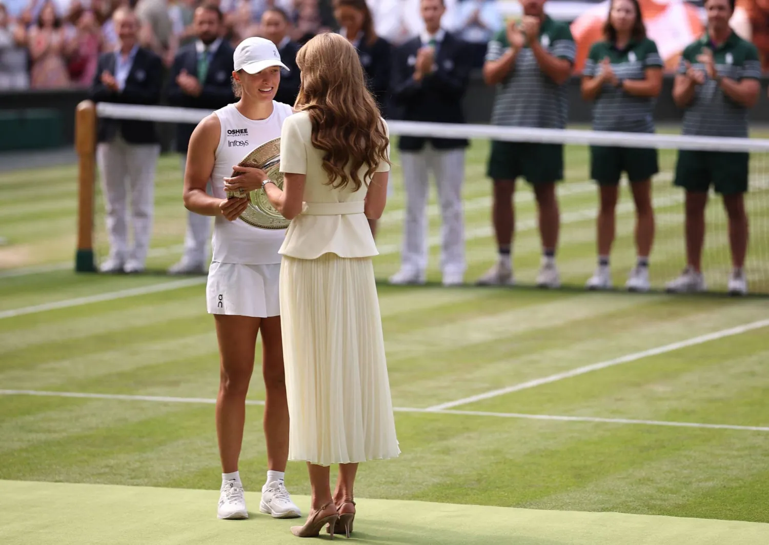 أميرة ويلز تسلم كأس دورة ويمبلدون للبولندية إيغا شفيونتيك (أ.ف.ب)