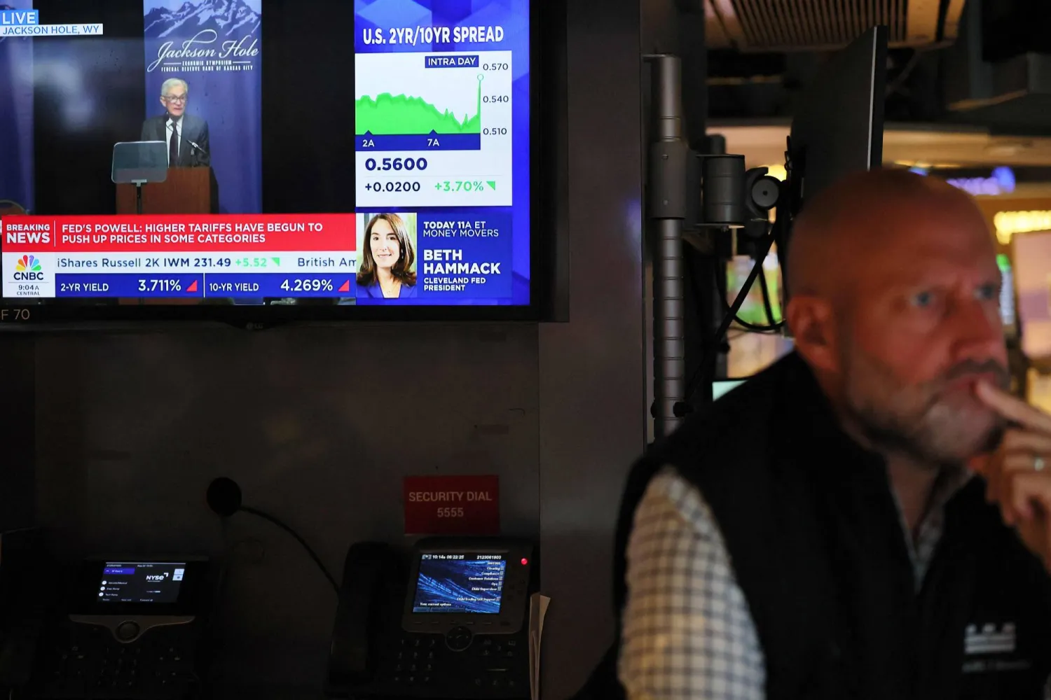 متداول يراقب خطاب رئيس «الاحتياطي الفيدرالي» جيروم باول على شاشة في بورصة نيويورك (أ.ف.ب)