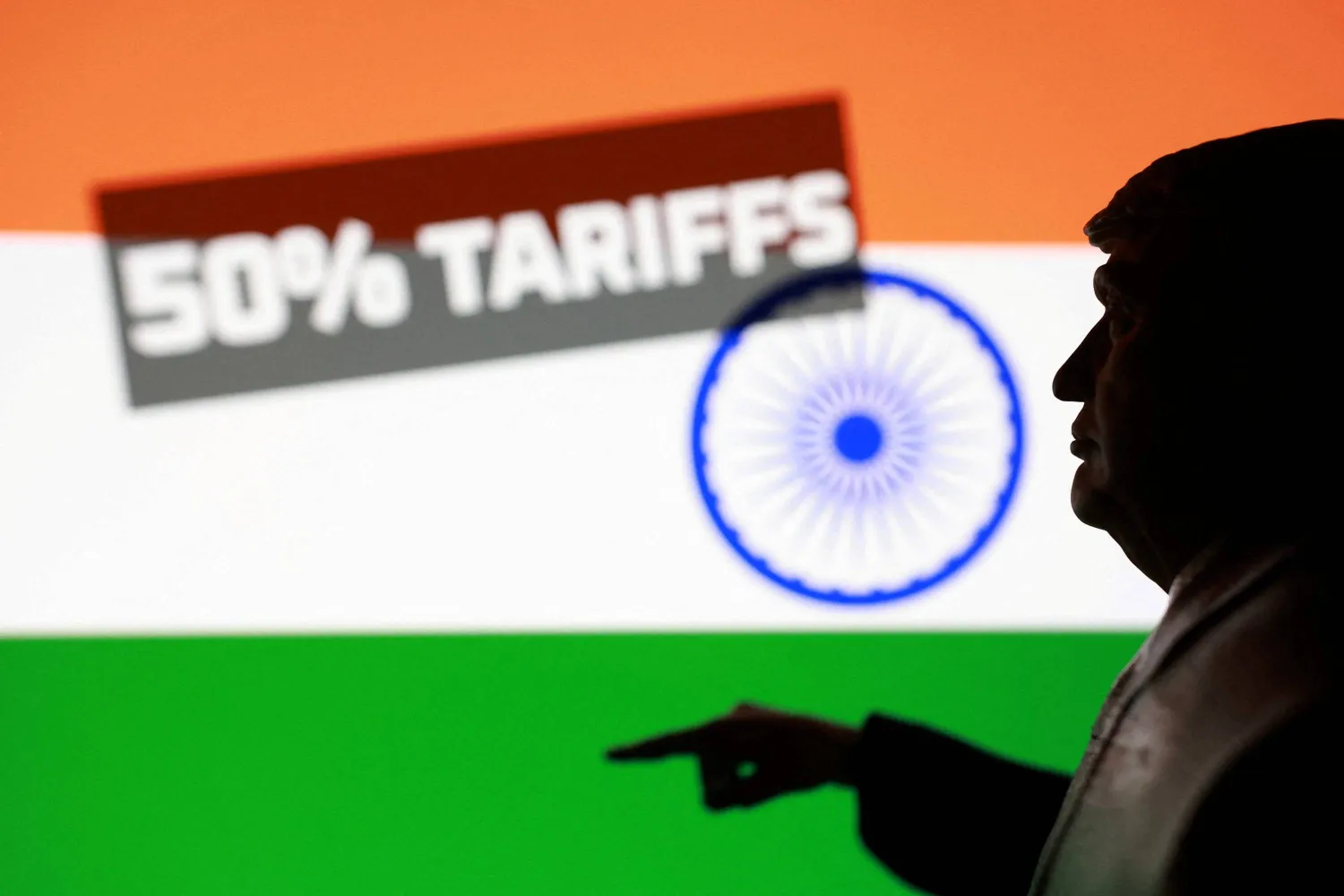 علم الهند ونموذج مصغر لدونالد ترمب مع عبارة «رسوم جمركية 50%» في رسم توضيحي (رويترز)