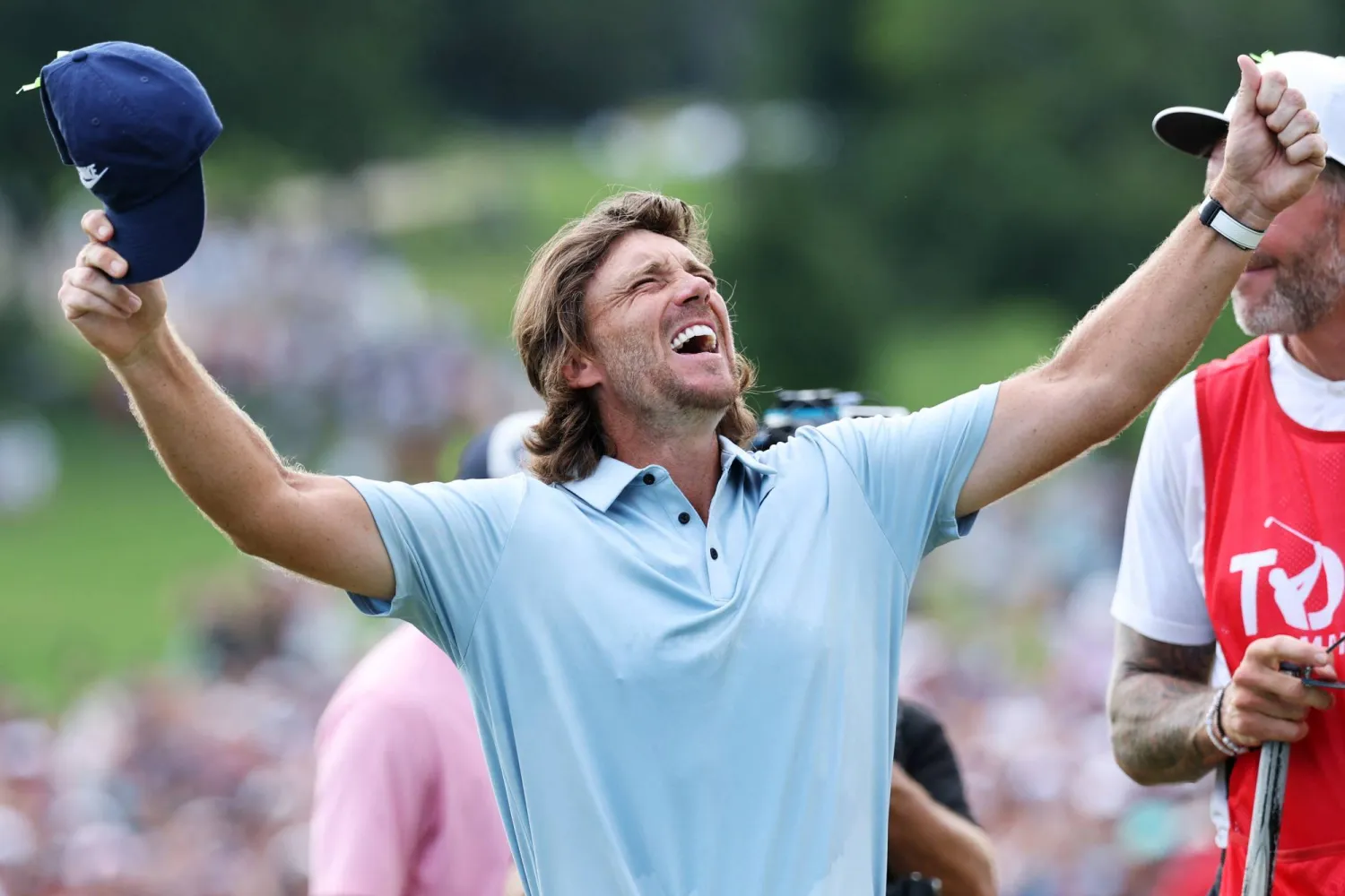 تومي فليتوود لاعب الغولف البريطاني يحتفل بفوزه وهو يرتدي قميص بولو بلون سماوي من علامة «نايكي» (أ.ف.ب)