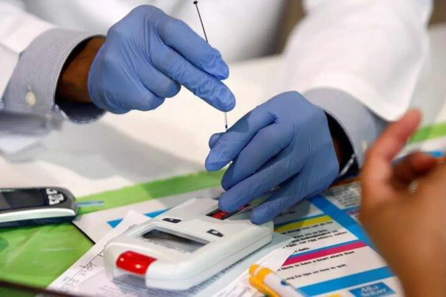 Teksas'ta kolesterol seviyelerini ölçmek için bir cihaz kullanan bir doktor (Reuters)