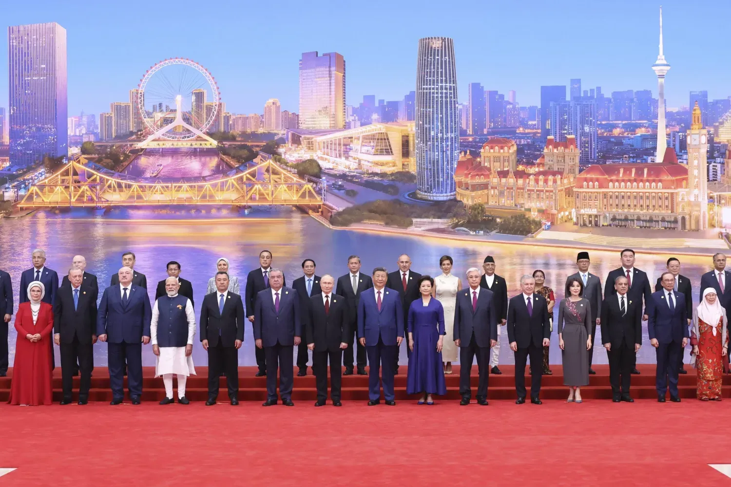 Çin Devlet Başkanı Şi Cinping ve eşi, dün akşamı Tianjin'de düzenlenecek Şanghay İşbirliği Örgütü zirvesinin arifesinde liderlerle bir araya geldi. (AP)