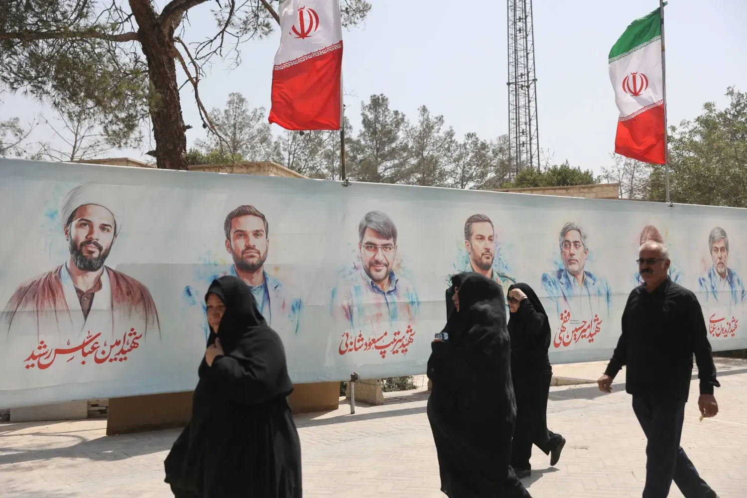 İsrail saldırılarında hayatını kaybeden İranlı komutanlar ve nükleer bilim insanlarının fotoğrafları, Tahran'ın güneyindeki Beheşt-i Zehra Mezarlığı'nda sergileniyor (Reuters)
