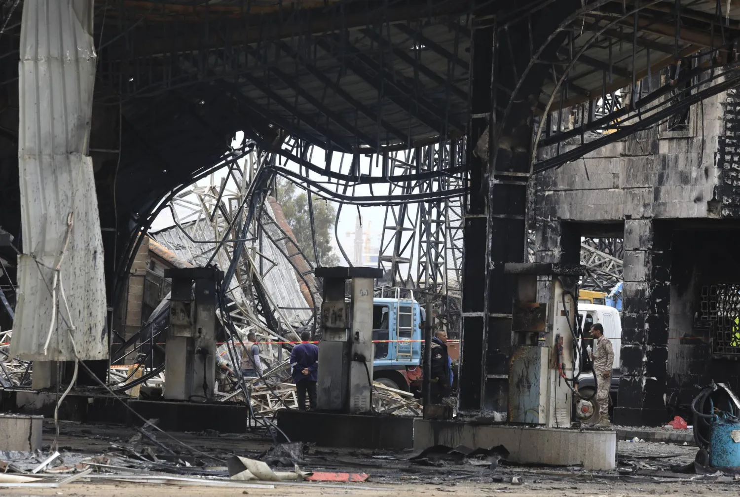 آثار قصف إسرائيلي استهدف محطة وقود في صنعاء الخاضعة للحوثيين (إ.ب.أ)