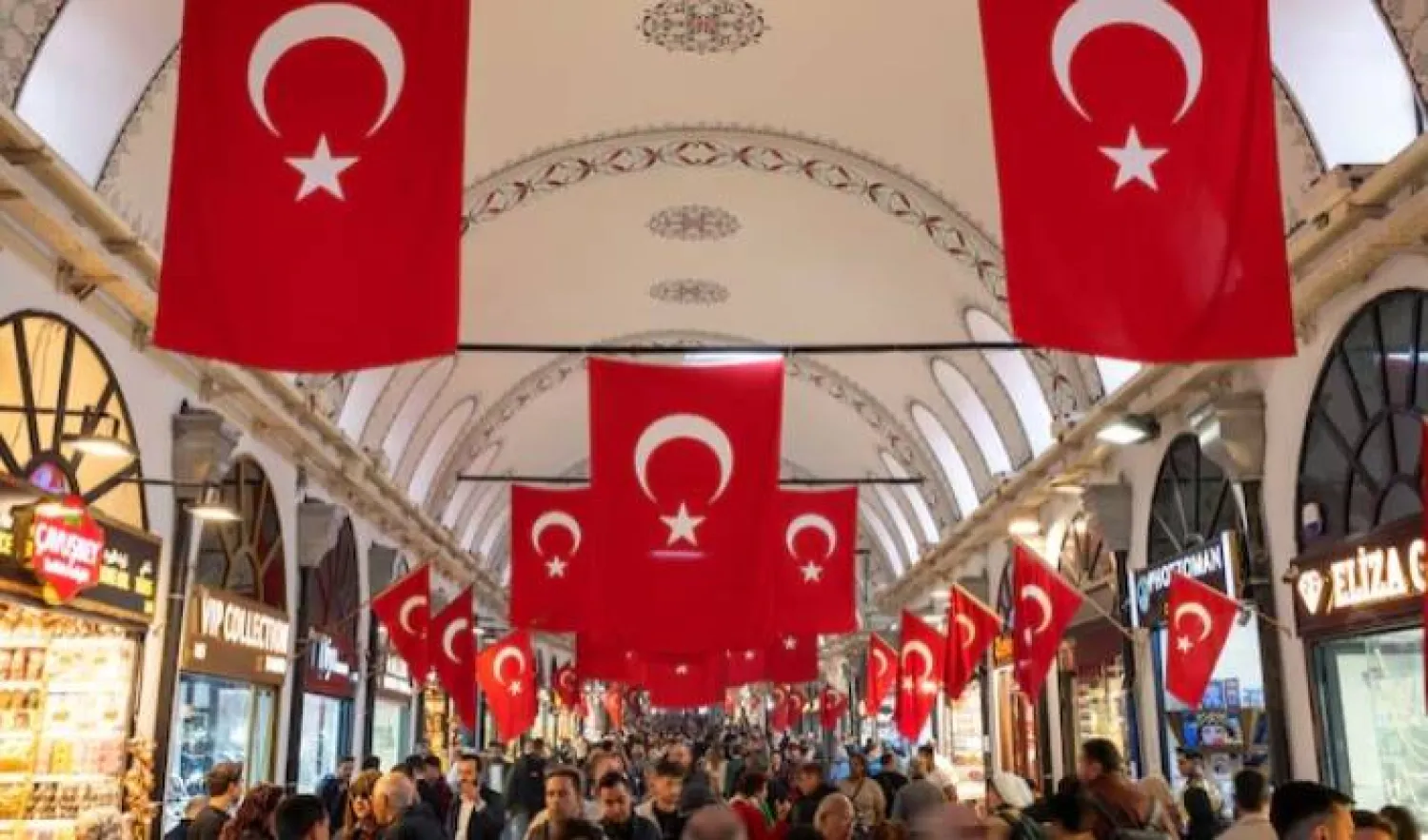 أشخاص يتجولون في البازار الكبير التاريخي بمدينة إسطنبول (رويترز)