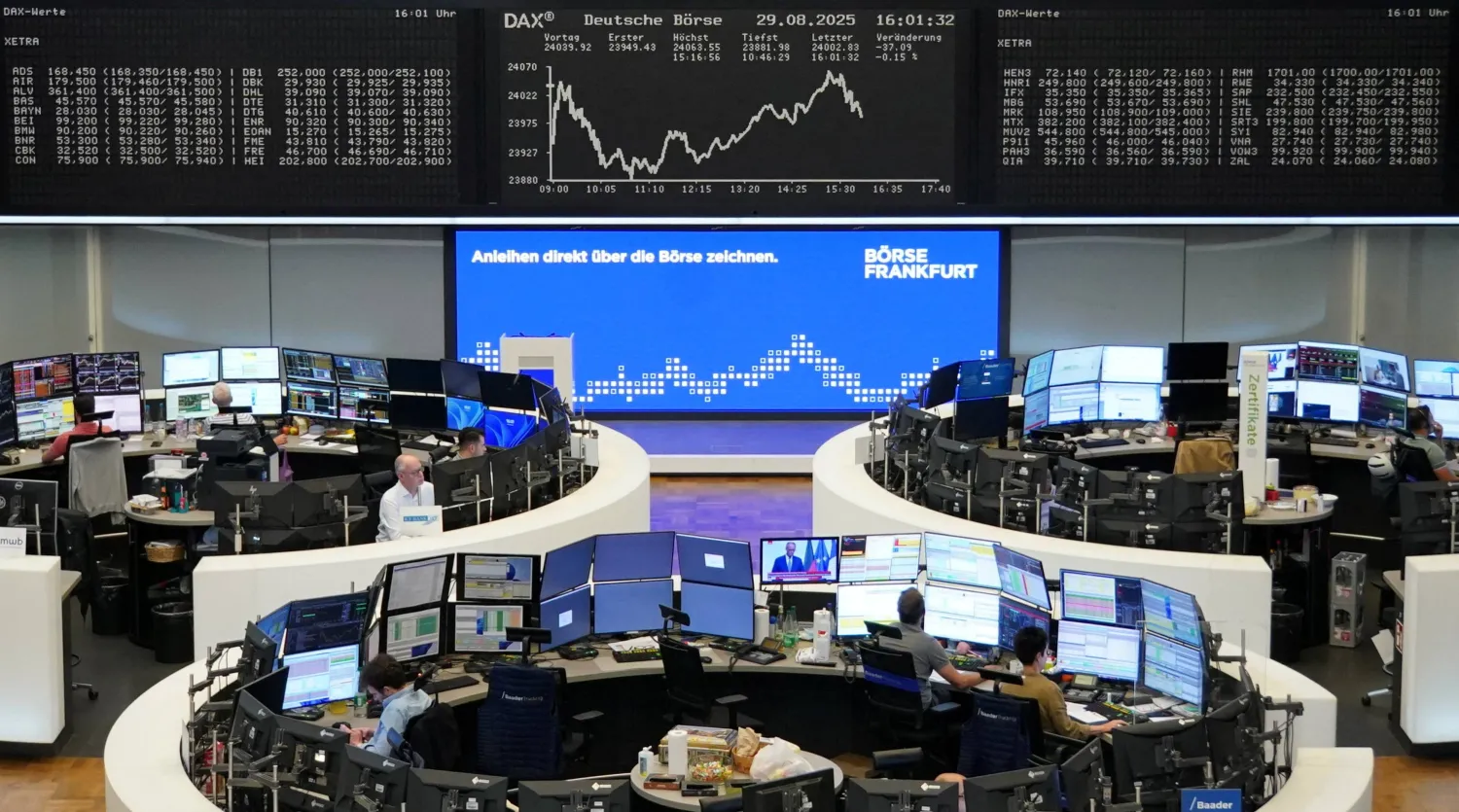 رسم بياني لمؤشر أسعار الأسهم الألماني «داكس» ببورصة فرنكفورت (رويترز)