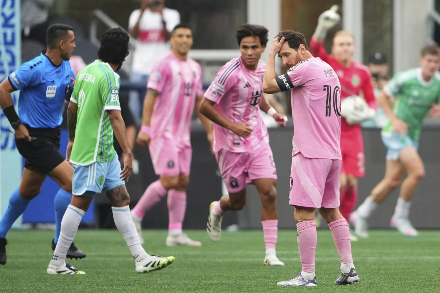 الحسرة بادية على ميسي عقب الهزيمة الصاعقة (أ.ب)