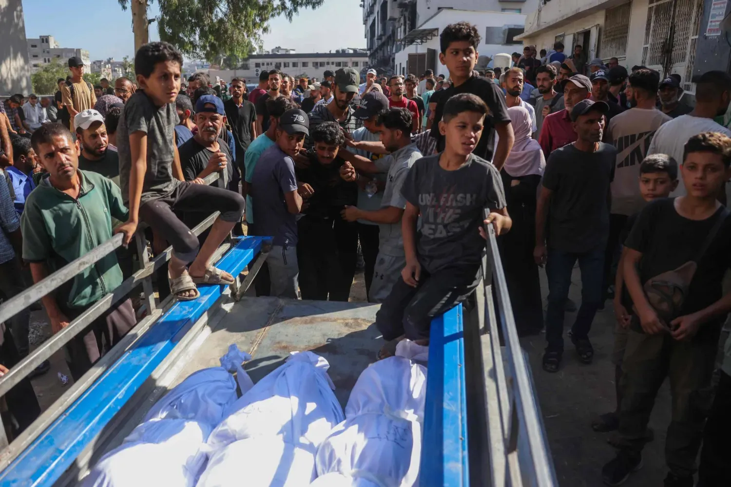 İsrail'in Gazze Şeridi'ne düzenlediği bombardımanda hayatını kaybeden yakınlarının cenaze merasimi öncesinde Gazze şehrindeki Şifa Hastanesi önünde toplanan Filistinliler, 1 Eylül 2025 (AFP)