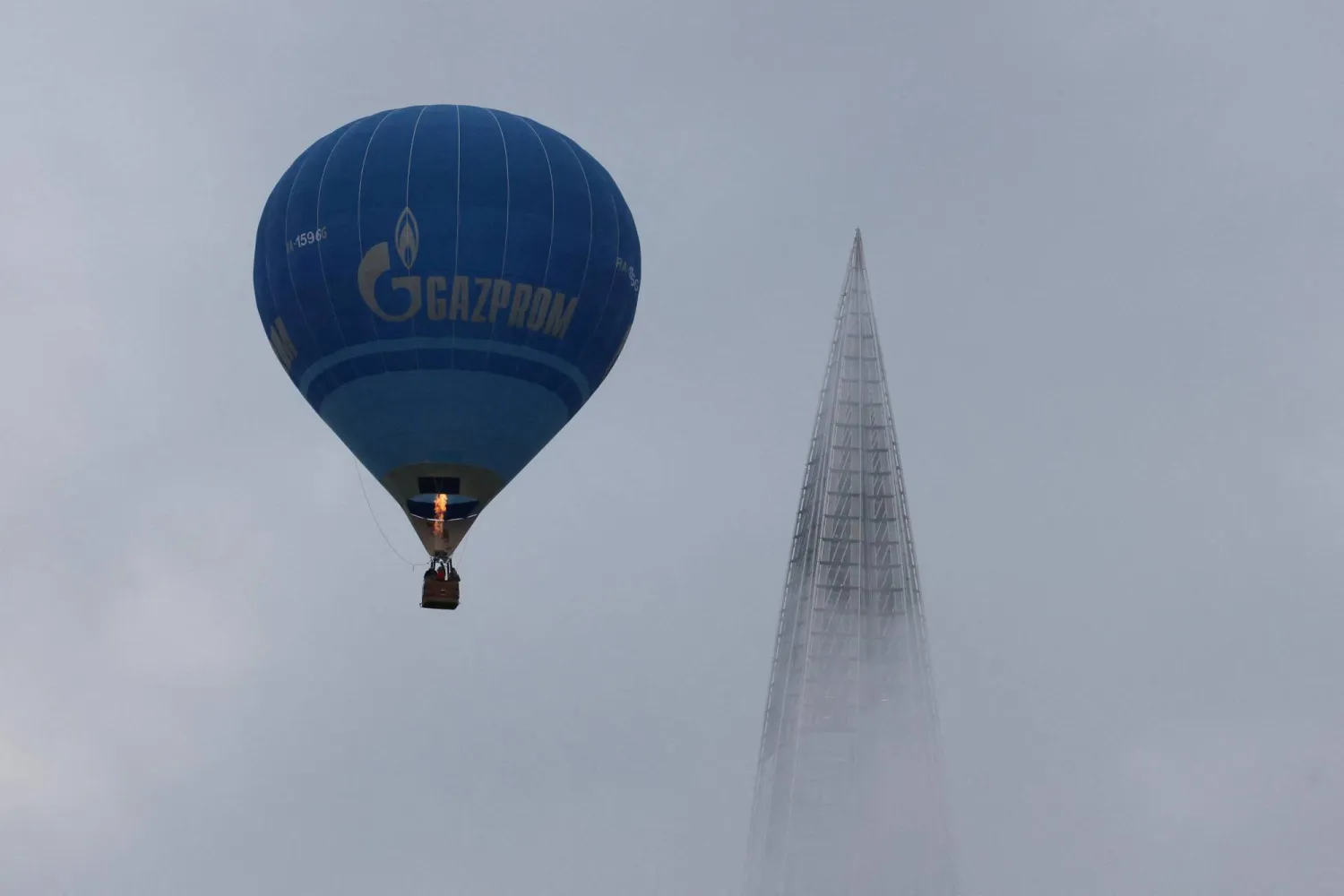 منطاد هواء ساخن يحمل شعار «غازبروم» يحلق أمام برج لاختا سنتر خلال مهرجان للطائرات بسانت بطرسبرغ (رويترز)