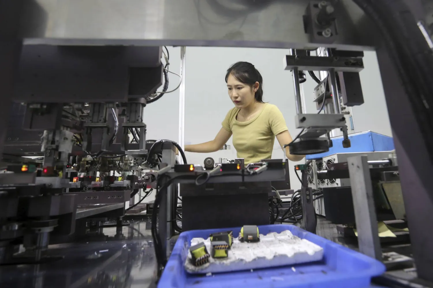 سيدة تعمل في مصنع للإلكترونيات وسط الصين (أ.ب)