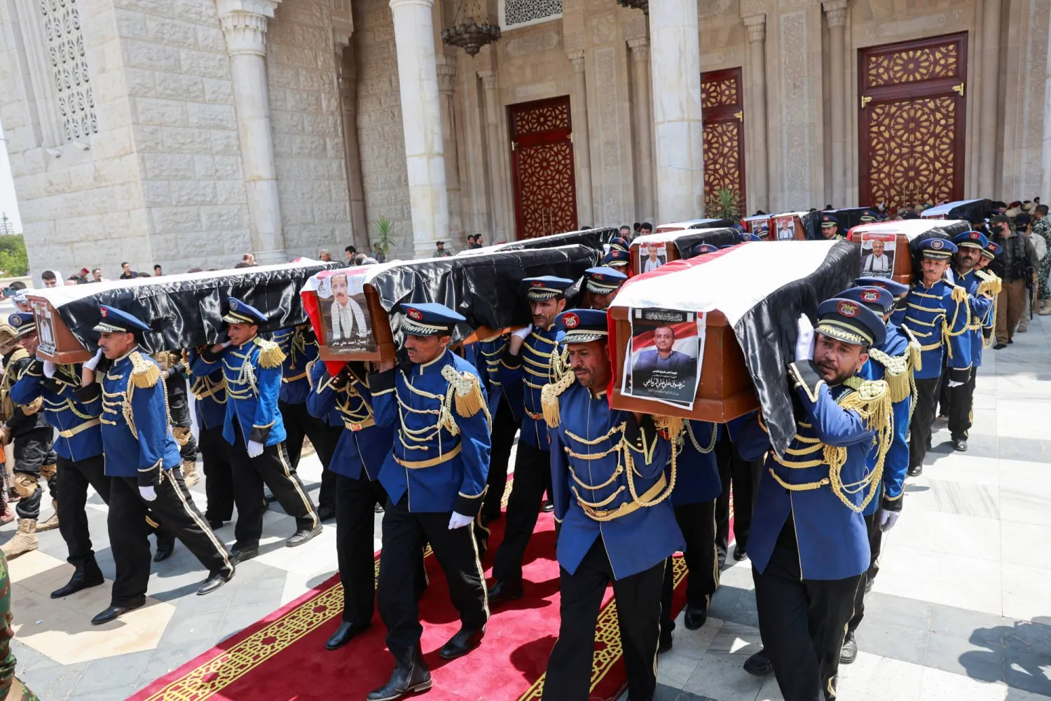 الحوثيون يشيّعون في صنعاء رئيس حكومتهم ووزراءه القتلى في ضربة إسرائيلية (رويترز)