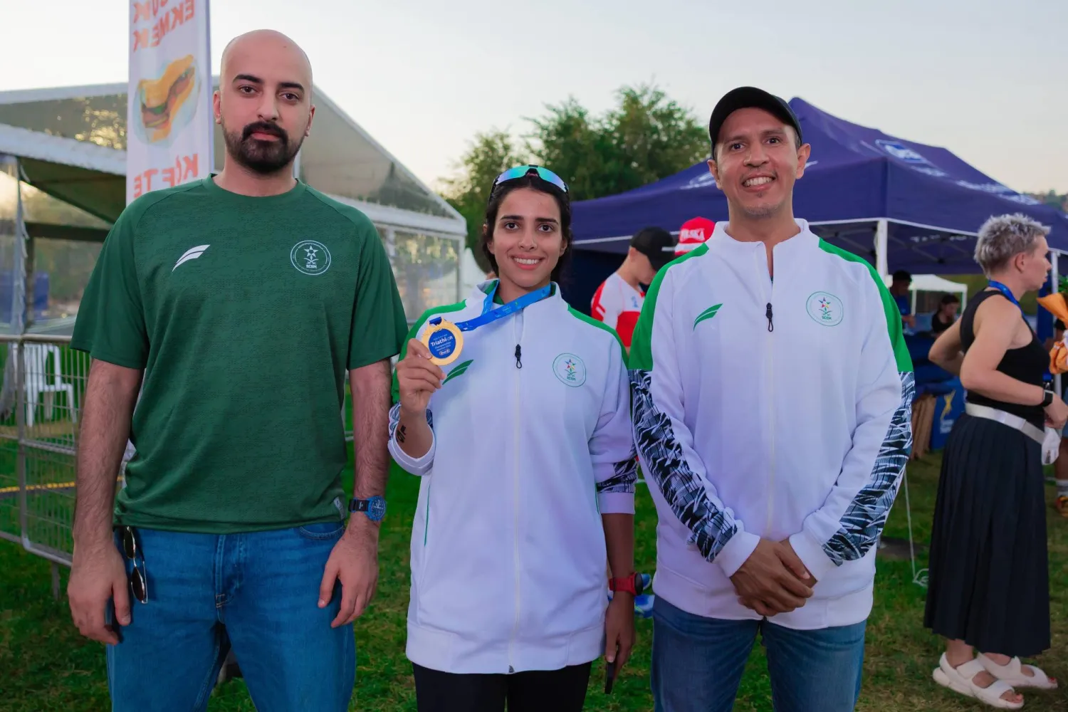 أشواق الشهري تحتفل بالميدالية الذهبية (الأولمبية السعودية)