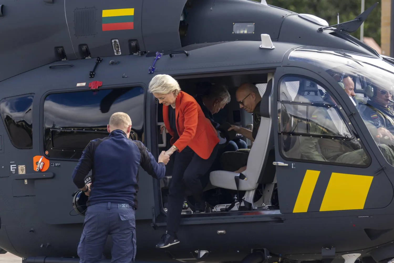 رئيسة المفوضية الأوروبية أورسولا فون دير لايين تخرج من طائرة مروحية عقب تفقدها الحدود بين ليتوانيا وبيلاروسيا (أ.ف.ب)