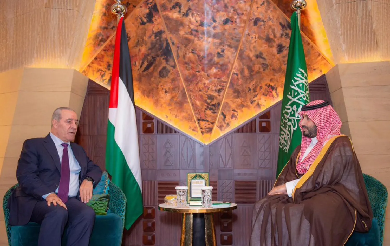 ولي العهد السعودي خلال مباحثاته مع نائب رئيس دولة فلسطين (واس)