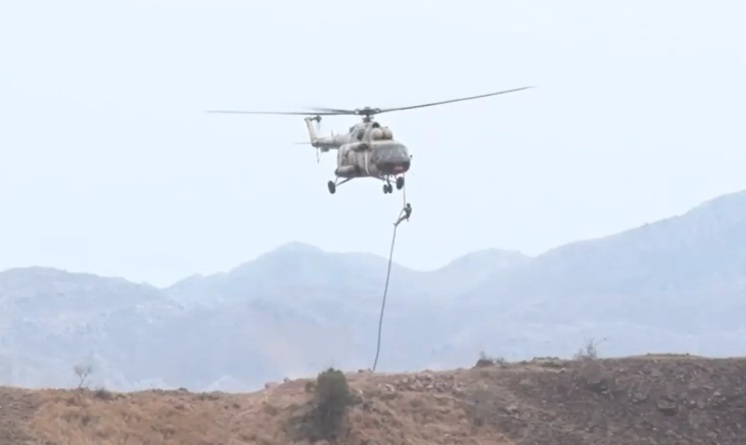جندي يهبط من مروحية مي 7 تتبع الجيش الباكستاني مستخدما حبل خلال إحدى التدريبات (لقطة من فيديو للجيش الباكستاني) 